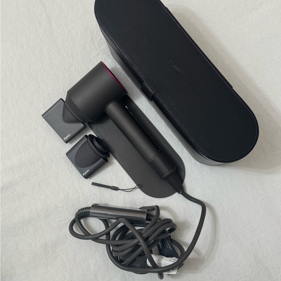 Dyson blow dryer | Like New - Picture 4 of 7